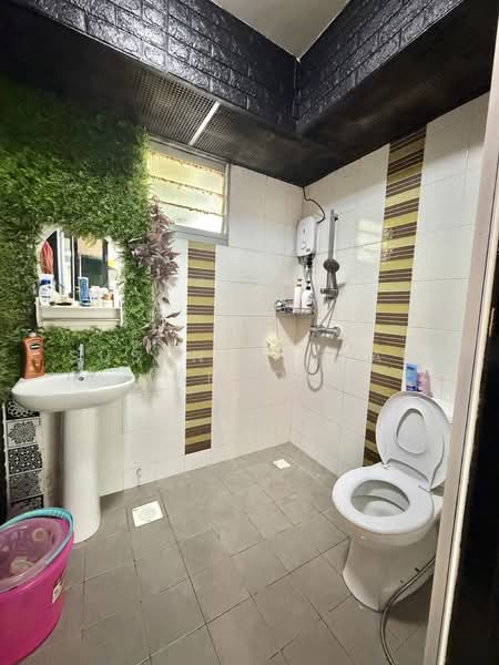 673A Edgefield Plains, 673A Edgefield Plains, 3 Bedrooms, 90 sqft, HDB Flat For Sale, by Susan Mariam (Amboi), 500152467 - Common Bathroom - PropertyGuru.com.sg