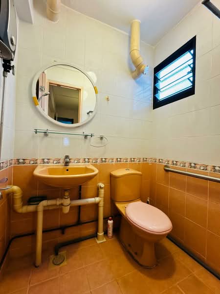 327 Clementi Avenue 5, 327 Clementi Avenue 5, 2 Bedrooms, 721 sqft, HDB Flat For Rent, by Vivien Yeo, 500152485 - Bathroom - PropertyGuru.com.sg