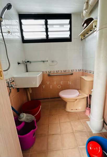 327 Clementi Avenue 5, 327 Clementi Avenue 5, 2 Bedrooms, 721 sqft, HDB Flat For Rent, by Vivien Yeo, 500152485 - Bathroom - PropertyGuru.com.sg