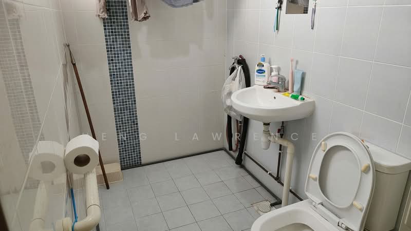 461 Tampines Street 44, 461 Tampines Street 44, 3 Bedrooms, 1,108 sqft, HDB Flat For Sale, by Heng Lawrence, 500152492 - Bathroom - PropertyGuru.com.sg