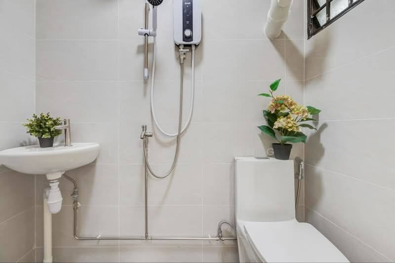 531 Ang Mo Kio Avenue 10, 531 Ang Mo Kio Avenue 10, 2 Bedrooms, 721 sqft, HDB Flat For Rent, by Lorrain Ng, 500152505 - Bathroom - PropertyGuru.com.sg
