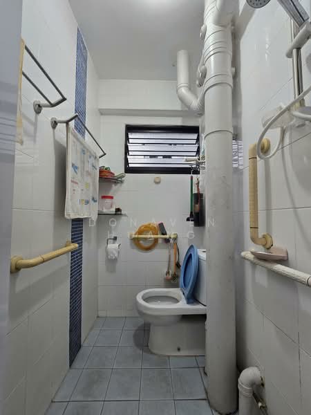842 Woodlands Street 82, 842 Woodlands Street 82, 3 Bedrooms, 904 sqft, HDB Flat For Sale, by Donaven Huang, 500152516 - Bathroom - PropertyGuru.com.sg