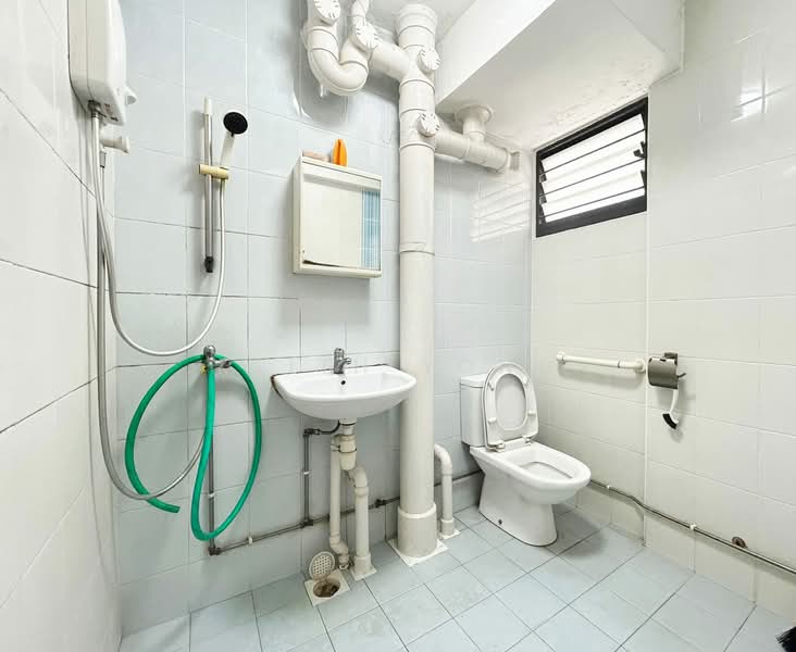 539 Ang Mo Kio Avenue 10, 539 Ang Mo Kio Avenue 10, 3 Bedrooms, 1,270 sqft, HDB Flat For Rent, by Keith Yong, 500152529 - Bathroom - PropertyGuru.com.sg