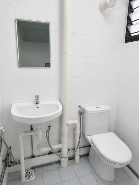127 Ang Mo Kio Avenue 3, 127 Ang Mo Kio Avenue 3, 2 Bedrooms, 721 sqft, HDB Flat For Sale, by Nick R. L, 500152536 - Bathroom - PropertyGuru.com.sg