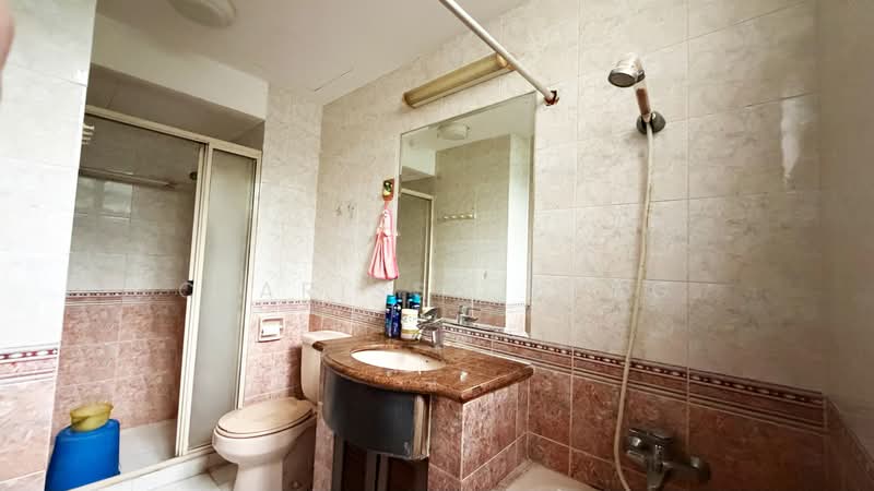 Castle Green, 481 Yio Chu Kang Road, 3 Bedrooms, 1,151 sqft, Condominium For Sale, by Clarissa Jong, 500152548 - Bathroom - PropertyGuru.com.sg