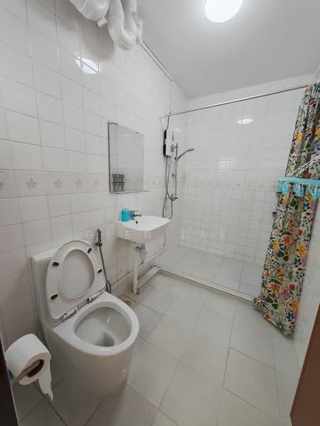 789 Choa Chu Kang North 6, 789 Choa Chu Kang North 6, 2 Bedrooms, 1,162 sqft, HDB Flat For Rent, by Glen Tay, 500152559 - Bathroom - PropertyGuru.com.sg