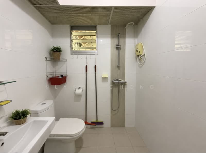 890A Tampines Avenue 1, 890A Tampines Avenue 1, 3 Bedrooms, 1,001 sqft, HDB Flat For Sale, by Klyssa Chong, 500152629 - Bathroom - PropertyGuru.com.sg