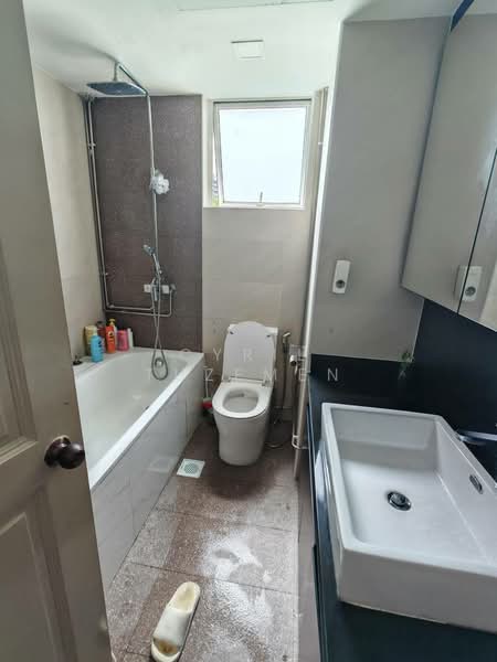 Elias Green, , 3 Bedrooms, 1,550 sqft, Condominium For Rent, by Cyril Tuzemen, 500152686 - Bathroom - PropertyGuru.com.sg