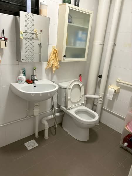 331 Bukit Batok Street 33, 331 Bukit Batok Street 33, Room Rental, 150 sqft, HDB Flat For Rent, by Geraldine Ang, 500152722 - Bathroom - PropertyGuru.com.sg