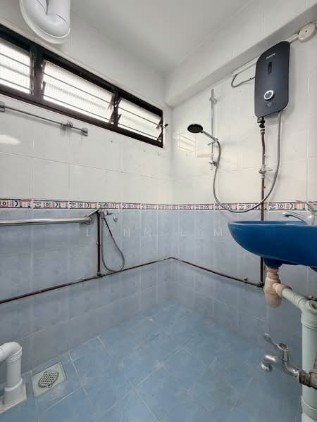 6 Telok Blangah Crescent, 6 Telok Blangah Crescent, 2 Bedrooms, 818 sqft, HDB Flat For Sale, by Lynn Lim, 500152723 - Bathroom - PropertyGuru.com.sg