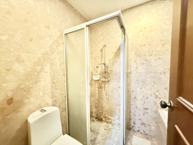 Sunrise Gardens, 51 Sunrise Gardens, 3 Bedrooms, 1,292 sqft, Condominium For Sale, by VIVIAN Chan, 500152744 - Master Bathroom - PropertyGuru.com.sg