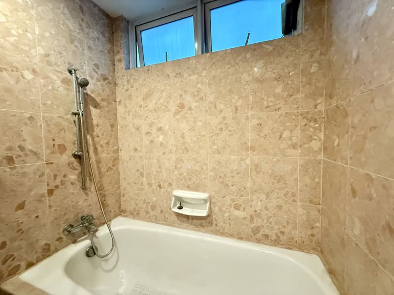 Sunrise Gardens, 51 Sunrise Gardens, 3 Bedrooms, 1,292 sqft, Condominium For Sale, by VIVIAN Chan, 500152744 - Master Bathroom - PropertyGuru.com.sg