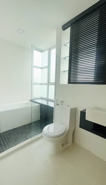 Coastarina, 510 East Coast Road, 3 Bedrooms, 1,012 sqft, Condominium For Sale, by Amy Fong, 500152824 - Master Bathroom w both tub & shower - PropertyGuru.com.sg