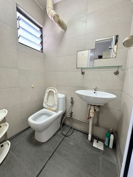 333 Clementi Avenue 2, 333 Clementi Avenue 2, 4 Bedrooms, 990 sqft, HDB Flat For Rent, by Ellynn Yap, 500152834 - Bathroom - PropertyGuru.com.sg