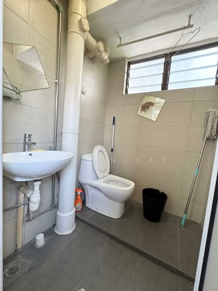 333 Clementi Avenue 2, 333 Clementi Avenue 2, 4 Bedrooms, 990 sqft, HDB Flat For Rent, by Ellynn Yap, 500152834 - Bathroom - PropertyGuru.com.sg