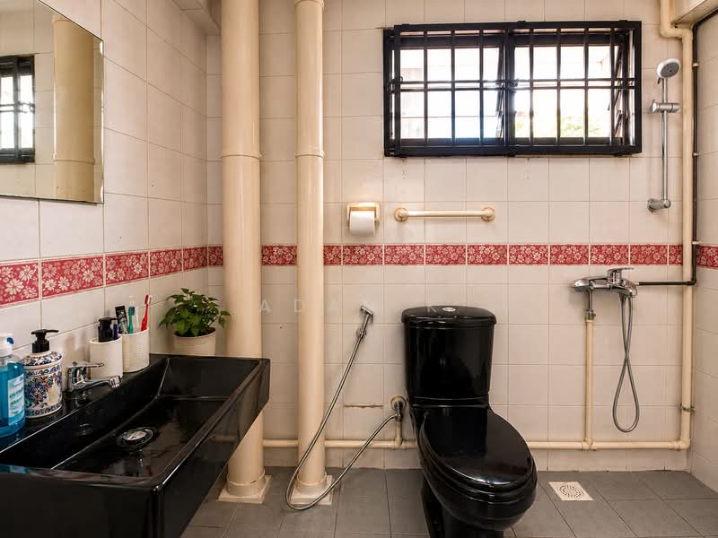 649 Woodlands Ring Road, 649 Woodlands Ring Road, 3 Bedrooms, 1,087 sqft, HDB Flat For Sale, by Adam K, 500152924 - Bathroom - PropertyGuru.com.sg
