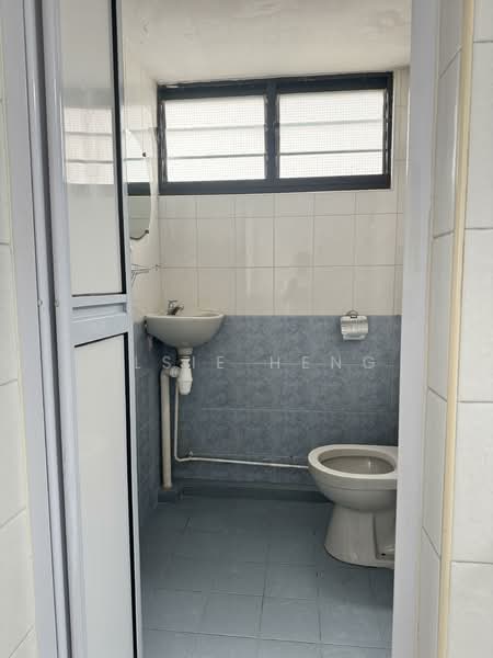 20 Hougang Avenue 3, 20 Hougang Avenue 3, 2 Bedrooms, 786 sqft, HDB Flat For Sale, by Elsie Heng, 500152946 - Common Bathroom - PropertyGuru.com.sg