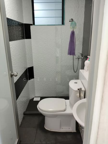 Santa Fe Mansions, 2A Margate Road, 3 Bedrooms, 1,038 sqft, Apartment For Rent, by Cherie Lee, 500152950 - Bathroom - PropertyGuru.com.sg