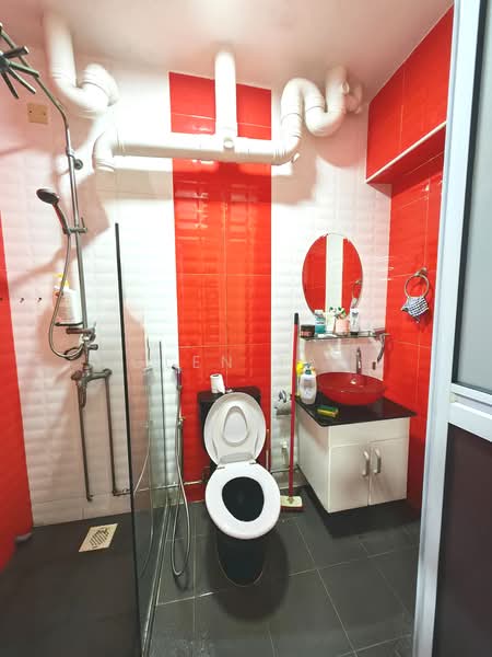 690D Choa Chu Kang Crescent, 690D Choa Chu Kang Crescent, 3 Bedrooms, 969 sqft, HDB Flat For Sale, by Glen Tay, 500152951 - Master Bathroom - PropertyGuru.com.sg