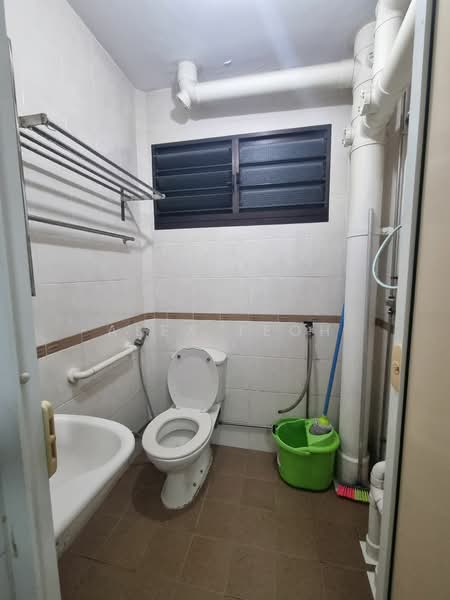 368 Bukit Batok Street 31, 368 Bukit Batok Street 31, 3 Bedrooms, 1,011 sqft, HDB Flat For Rent, by Alex Teoh, 500152954 - Bathroom - PropertyGuru.com.sg