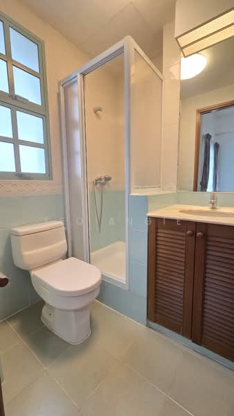 Gold Coast Condo, 360 Pasir Panjang Road, 3 Bedrooms, 1,572 sqft, Condominium For Rent, by Teo Angie, 500152967 - Bathroom - PropertyGuru.com.sg