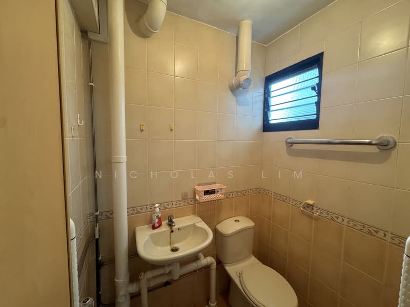 305 Clementi Avenue 4, 305 Clementi Avenue 4, 2 Bedrooms, 882 sqft, HDB Flat For Sale, by Nicholas Lim, 500152974 - Bathroom - PropertyGuru.com.sg