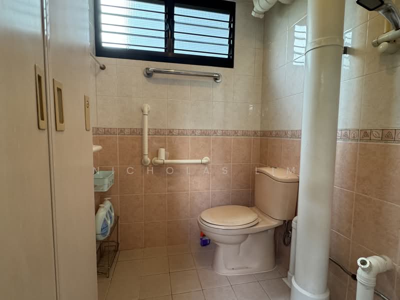 305 Clementi Avenue 4, 305 Clementi Avenue 4, 2 Bedrooms, 882 sqft, HDB Flat For Sale, by Nicholas Lim, 500152974 - Bathroom - PropertyGuru.com.sg