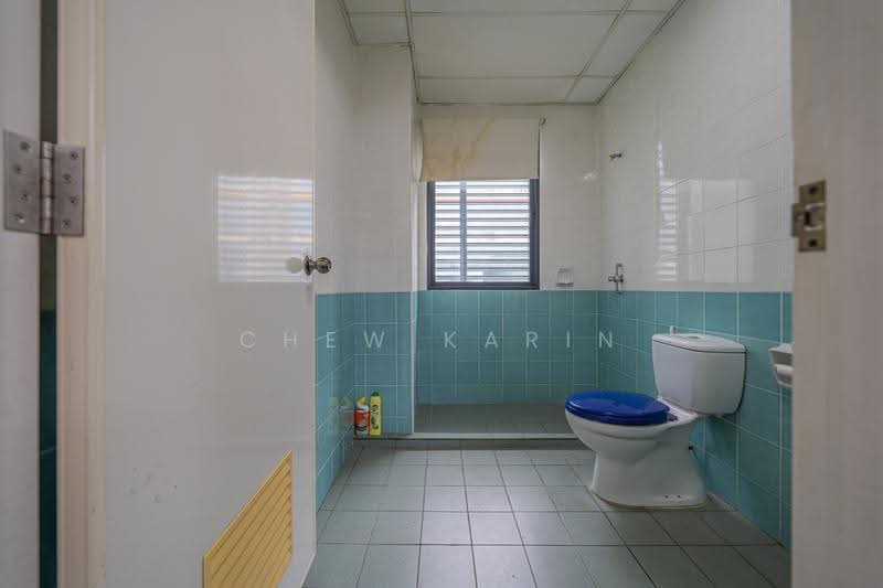 Toh Guan Centre, 21 Toh Guan Road East, Boon Lay / Jurong / Tuas, 958 sqft, Factory / Workshop (B2) For Sale, by Chew Karin, 500153016 - Bathroom - CommercialGuru.com.sg