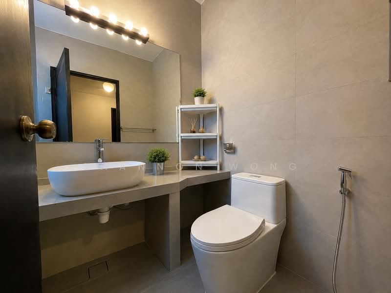D15 Detached House near Goodman Road, Katong / Paya Lebar / Geylang / Tanjong Katong / Joo Chiat / Marine Parade / East Coast / Dakota / Avon road / Lim Ah Woo / Sandy lane / Rose lane / Green lane / Cranborne / Siglap / Kembangan / Broadrick / Arthur Road / Goodman road / Wimborne, 6 Bedrooms, 3,000 sqft, Detached House For Sale, by Shannon Wong, 500153030 - Bath 1 - PropertyGuru.com.sg