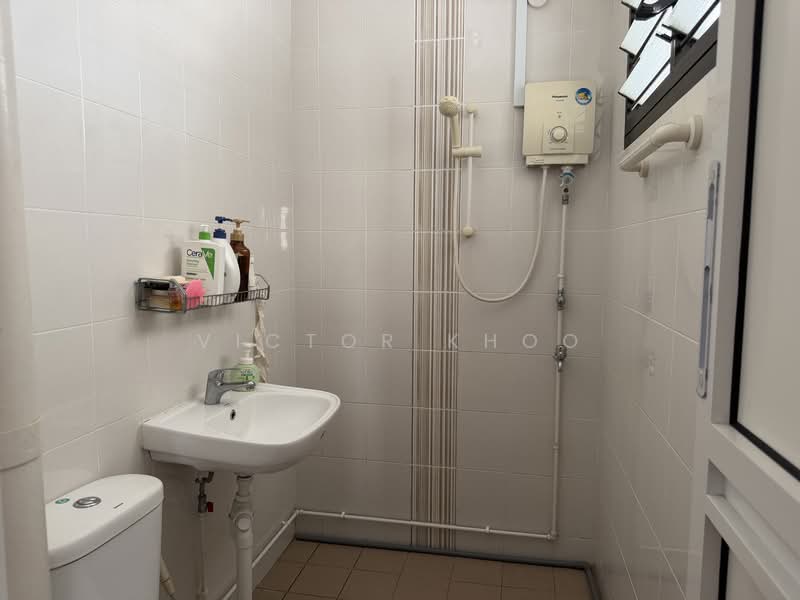 169 Bedok South Avenue 3, 169 Bedok South Avenue 3, 3 Bedrooms, 904 sqft, HDB Flat For Rent, by Victor Khoo, 500153043 - Bathroom - PropertyGuru.com.sg