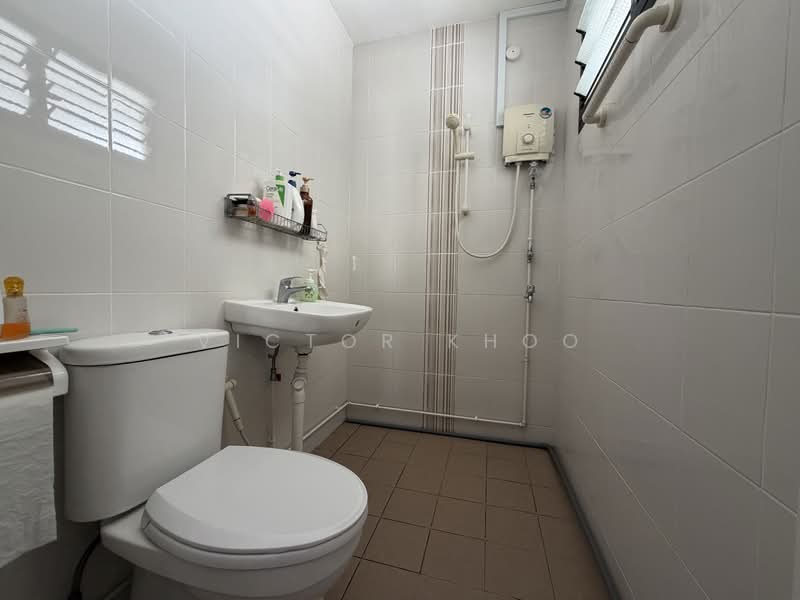 169 Bedok South Avenue 3, 169 Bedok South Avenue 3, 3 Bedrooms, 904 sqft, HDB Flat For Rent, by Victor Khoo, 500153043 - Bathroom - PropertyGuru.com.sg
