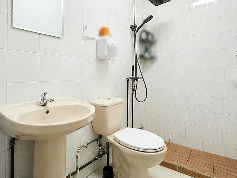 270 Toh Guan Road, 270 Toh Guan Road, 3 Bedrooms, 1,291 sqft, HDB Flat For Sale, by Chal Sulaiman, 500153048 - Bathroom - PropertyGuru.com.sg