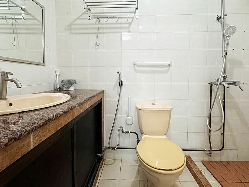270 Toh Guan Road, 270 Toh Guan Road, 3 Bedrooms, 1,291 sqft, HDB Flat For Sale, by Chal Sulaiman, 500153048 - Bathroom - PropertyGuru.com.sg
