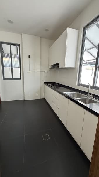 Ponggol Twenty Fourth Avenue, Ponggol Twenty Fourth Avenue, 6 Bedrooms, 4,500 sqft, Detached House For Sale, by Leah Tay, 500153078 - Kitchen - PropertyGuru.com.sg