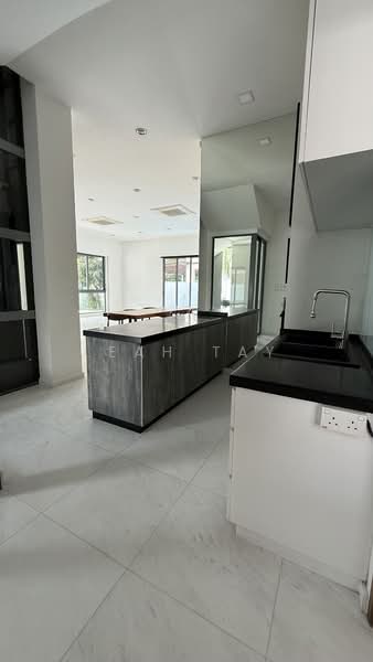 Ponggol Twenty Fourth Avenue, Ponggol Twenty Fourth Avenue, 6 Bedrooms, 4,500 sqft, Detached House For Sale, by Leah Tay, 500153078 - Kitchen - PropertyGuru.com.sg