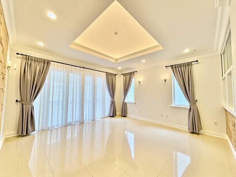 ⭐️$14XX PSF BUILT⭐️4 ENSUITE ROOMS⭐️500M MRT⭐️精装笋价半独⭐️, 5 ROOMS 6 BATH | TEMASEK PRI | RENOVATED | MOVE IN READY, 5 Bedrooms, 3,908 sqft, Semi-Detached House For Sale, by Andrew Goh, 500153097 - Living Room - PropertyGuru.com.sg