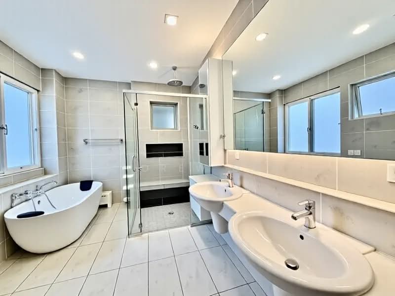 ⭐️$14XX PSF BUILT⭐️4 ENSUITE ROOMS⭐️500M MRT⭐️精装笋价半独⭐️, 5 ROOMS 6 BATH | TEMASEK PRI | RENOVATED | MOVE IN READY, 5 Bedrooms, 3,908 sqft, Semi-Detached House For Sale, by Andrew Goh, 500153097 - Bathroom - PropertyGuru.com.sg