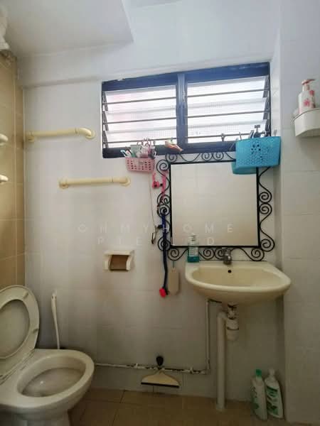 249 Tampines Street 21, 249 Tampines Street 21, 3 Bedrooms, 1,162 sqft, HDB Flat For Sale, by EVON NG, 500153100 - Bathroom - PropertyGuru.com.sg