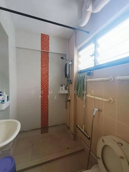 249 Tampines Street 21, 249 Tampines Street 21, 3 Bedrooms, 1,162 sqft, HDB Flat For Sale, by EVON NG, 500153100 - Bathroom - PropertyGuru.com.sg