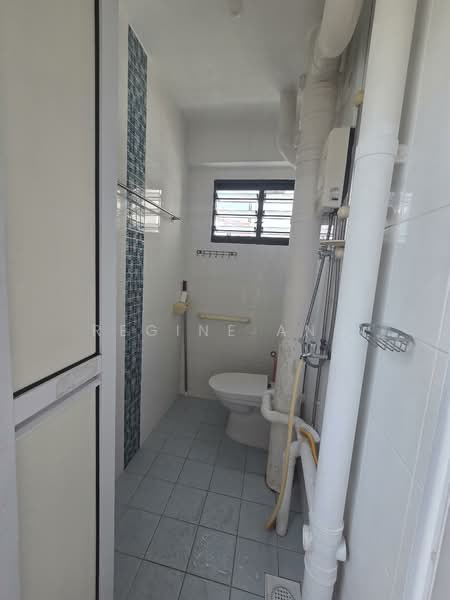 262 Yishun Street 22, 262 Yishun Street 22, 3 Bedrooms, 1,119 sqft, HDB Flat For Sale, by Regine Ang, 500153105 - Bathroom - PropertyGuru.com.sg