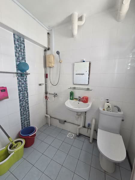 262 Yishun Street 22, 262 Yishun Street 22, 3 Bedrooms, 1,119 sqft, HDB Flat For Sale, by Regine Ang, 500153105 - Bathroom - PropertyGuru.com.sg