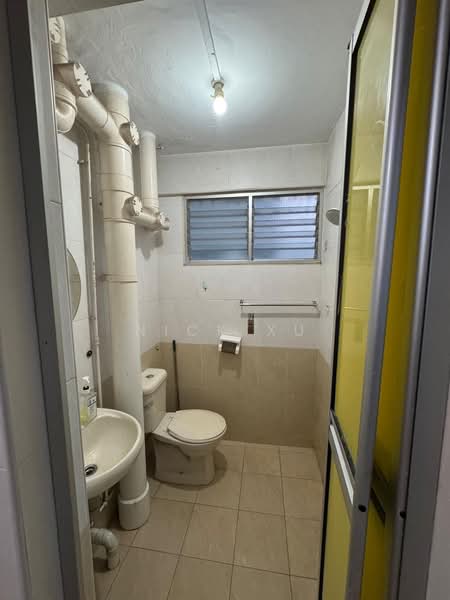 215 Yishun Street 21, 215 Yishun Street 21, 2 Bedrooms, 721 sqft, HDB Flat For Sale, by Nick Xu, 500153154 - Bathroom - PropertyGuru.com.sg