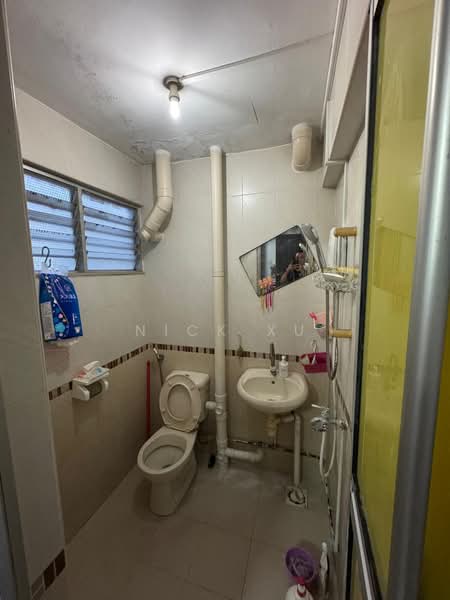 215 Yishun Street 21, 215 Yishun Street 21, 2 Bedrooms, 721 sqft, HDB Flat For Sale, by Nick Xu, 500153154 - Bathroom - PropertyGuru.com.sg