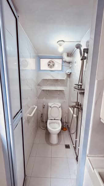 168 Stirling Road, 168 Stirling Road, 2 Bedrooms, 646 sqft, HDB Flat For Sale, by Ada Lee, 500153168 - Bathroom - PropertyGuru.com.sg