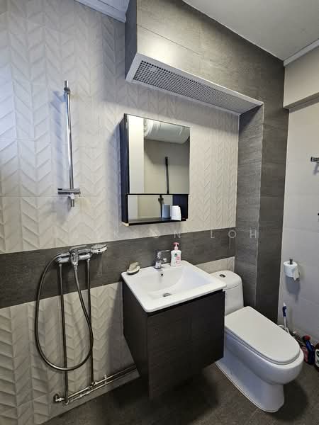 535 Hougang Street 52, 535 Hougang Street 52, 3 Bedrooms, 1,227 sqft, HDB Flat For Sale, by Jackson Loh, 500153207 - Bathroom - PropertyGuru.com.sg