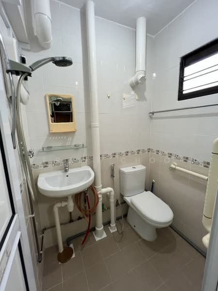 201 Ang Mo Kio Avenue 3, 201 Ang Mo Kio Avenue 3, Room Rental, 140 sqft, HDB Flat For Rent, by Frank Choo, 500153250 - Bathroom - PropertyGuru.com.sg