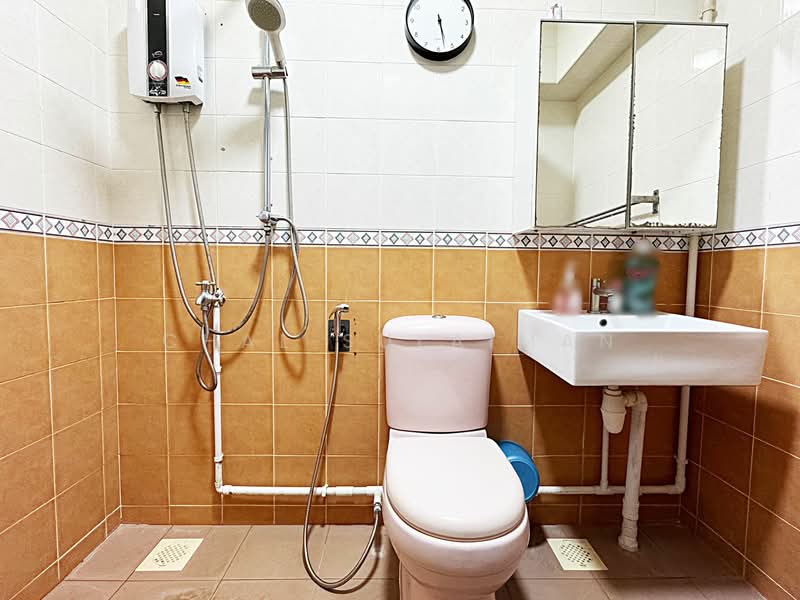 176D Edgefield Plains, 176D Edgefield Plains, 3 Bedrooms, 936 sqft, HDB Flat For Sale, by Chal Sulaiman, 500153253 - Bathroom - PropertyGuru.com.sg