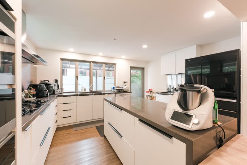 Big Size Semi Detached for sales! Beautifully Renovated. Huge Land Size, Dunbar Walk, 6 Bedrooms, 4,500 sqft, Semi-Detached House For Sale, by Lewis Chua, 500153262 - Kitchen - PropertyGuru.com.sg