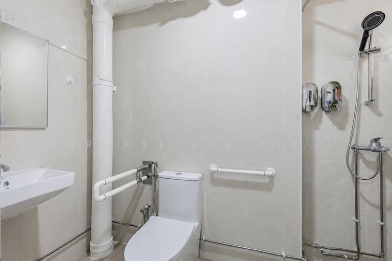 858 Woodlands Street 83, 858 Woodlands Street 83, 3 Bedrooms, 1,302 sqft, HDB Flat For Sale, by Warren Chan, 500153283 - Bathroom - PropertyGuru.com.sg