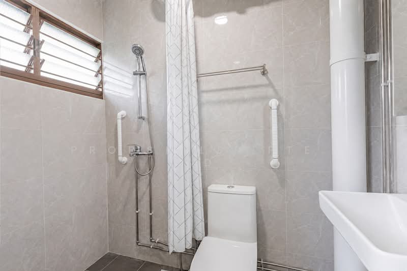 858 Woodlands Street 83, 858 Woodlands Street 83, 3 Bedrooms, 1,302 sqft, HDB Flat For Sale, by Warren Chan, 500153283 - Bathroom - PropertyGuru.com.sg